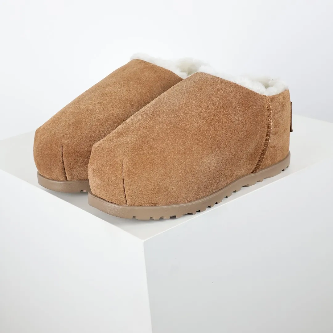 Pick up locally 💰660 Core recommended good price It is a very suitable choice for keeping warm in winter and at home. In the new year, uug has launched a series of styles, which are partial to the preferences of young consumers and have also moved to the forefront of fashion trends. Shoe body material Water-repellent coated suede upper 17mm UGGPURE™ implanted wool insole Lightweight non-slip comfortable rubber outsole With brand LOGO trademark Comes with a full set of packaging Size: 35 36 37 38 39 40